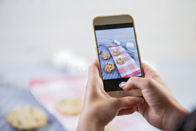 Het gebruiken van mobiele telefoon om het voedsel te fotograferen Foto's van voedsel voor sociale media stock fotografie Het gebruiken van mobiele telefoon om het voedsel te fotograferen Foto's van voedsel voor sociale media stock fotografie