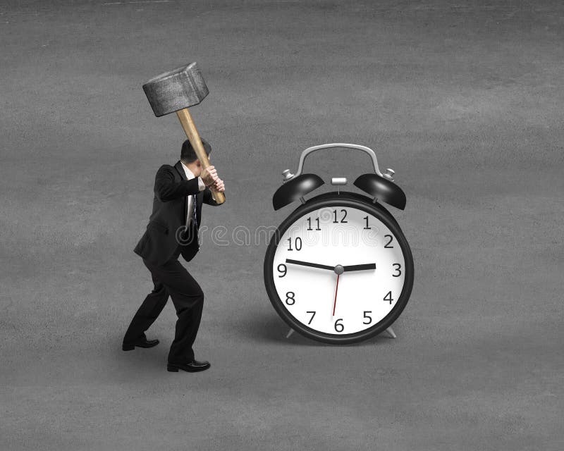 Het gebruiken van sleehamer om wekker te raken stock afbeelding Het gebruiken van sleehamer om wekker te raken stock afbeelding