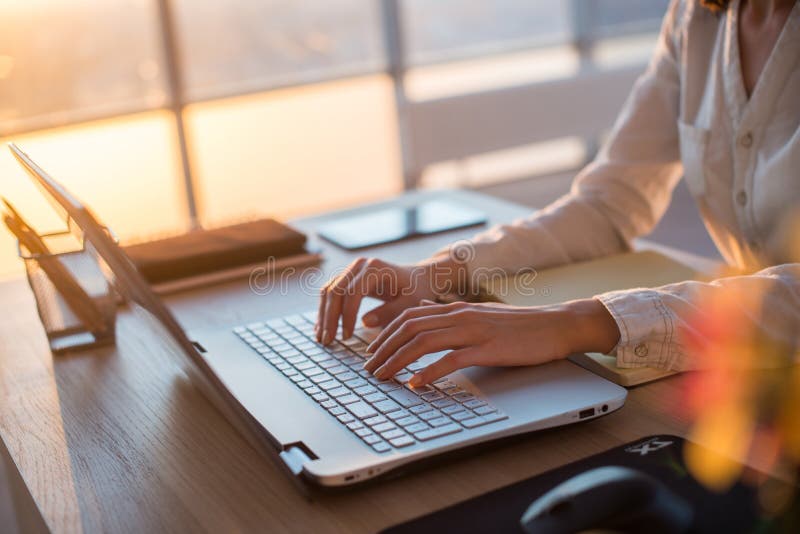 Het geconcentreerde vrouwelijke werknemer typen op het werk die computer met behulp van Zijaanzichtportret van een tekstschrijver royalty-vrije stock foto's Het geconcentreerde vrouwelijke werknemer typen op het werk die computer met behulp van Zijaanzichtportret van een tekstschrijver royalty-vrije stock foto's