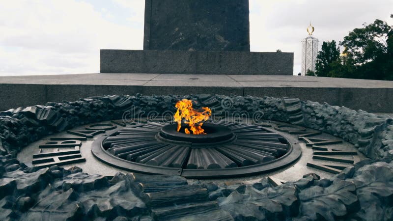 Het gedenkteken aan de onbekende militairen stierf tijdens Wereldoorlog II met eeuwige brand