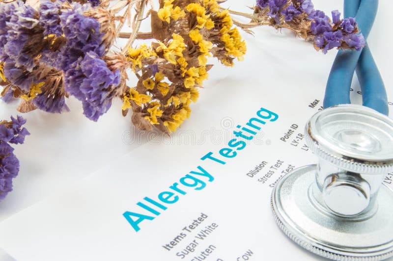 Het gedrukte resultaat van het bloed of de huid van de allergietest ligt naast bloemen met dalende stuifmeel en stethoscoop Conce