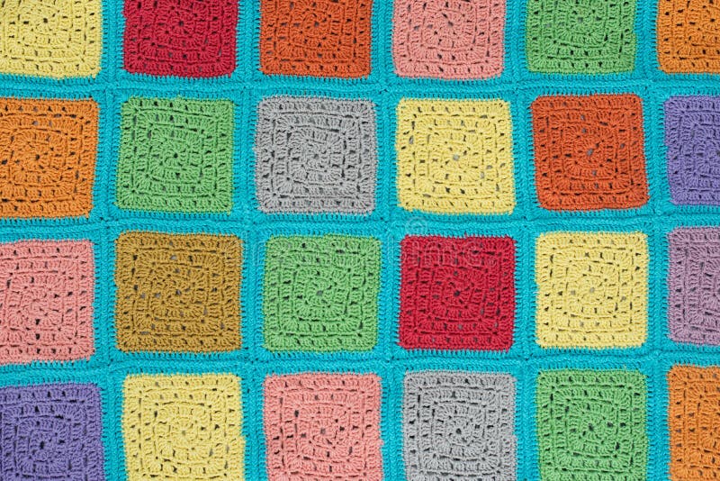 het gehaakte kanttafelkleed van multicolored vierkanten siert op een grijze achtergrond, hoogste mening, plaats voor tekst, natuu royalty-vrije stock fotografie het gehaakte kanttafelkleed van multicolored vierkanten siert op een grijze achtergrond, hoogste mening, plaats voor tekst, natuu royalty-vrije stock fotografie