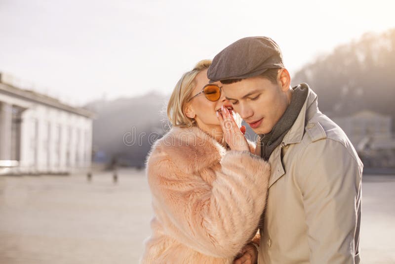 Het geheimzinnige meisje vertelt tedere woorden aan haar vriend stock fotografie Het geheimzinnige meisje vertelt tedere woorden aan haar vriend stock fotografie