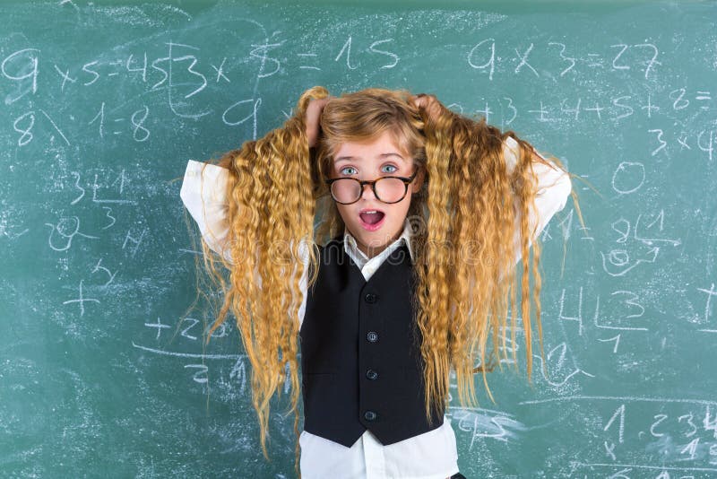 Het gekke verraste haar van de het meisjesgreep van de nerd blonde student stock foto's Het gekke verraste haar van de het meisjesgreep van de nerd blonde student stock foto's