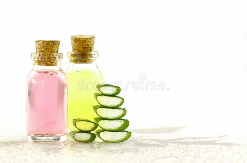 Het gel en het kuuroordproducten van aloëvera op witte achtergrond stock fotografie Het gel en het kuuroordproducten van aloëvera op witte achtergrond stock fotografie