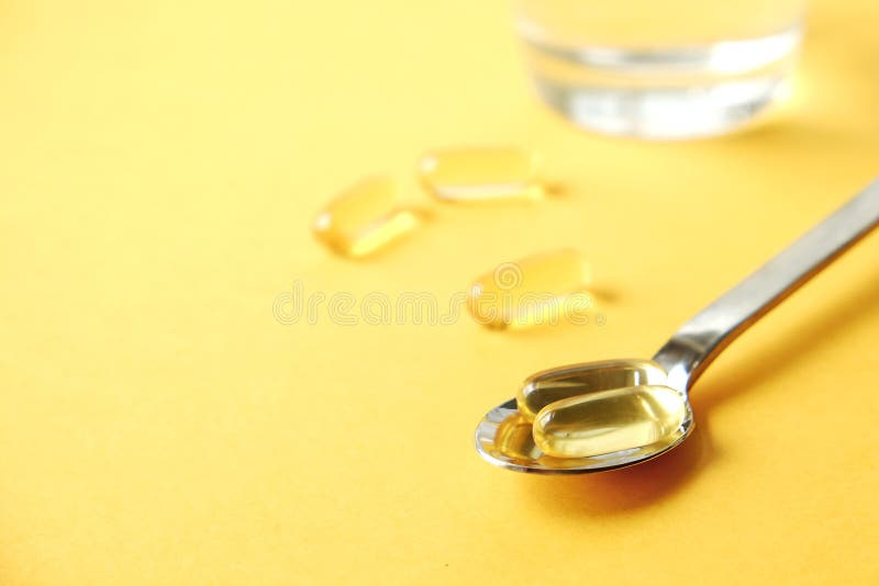 Het gele voedingshoogtepunt van supplementpillen van Omega 3 vetzuren royalty-vrije stock fotografie Het gele voedingshoogtepunt van supplementpillen van Omega 3 vetzuren royalty-vrije stock fotografie