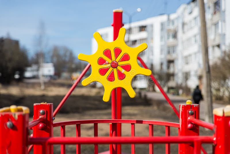 Het gele wiel in de speelplaats stock fotografie Het gele wiel in de speelplaats stock fotografie