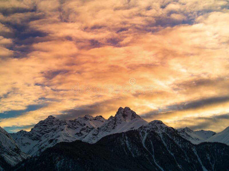 Het gelijk maken in de Zwitserse Alpen stock fotografie Het gelijk maken in de Zwitserse Alpen stock fotografie