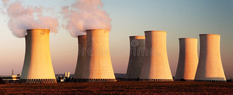 Het gelijk maken van gekleurde mening van Kernenergieinstallatie stock foto's Het gelijk maken van gekleurde mening van Kernenergieinstallatie stock foto's