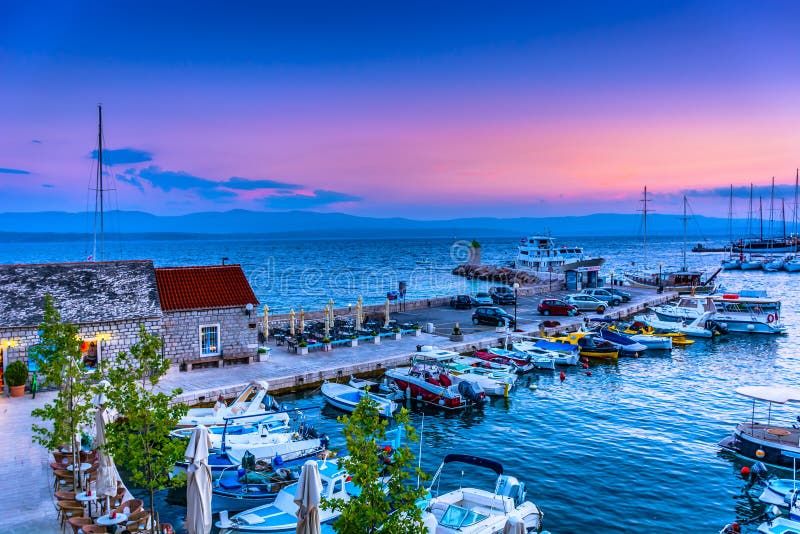 Het gelijk maken van romantisch landschap over Bol-stad, Eiland Brac stock foto Het gelijk maken van romantisch landschap over Bol-stad, Eiland Brac stock foto