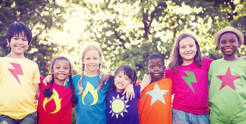 Het Geluk in openlucht Concept Plakkend van de kinderenvriendschap