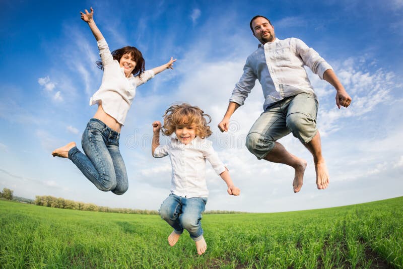 Het gelukkige actieve familie springen