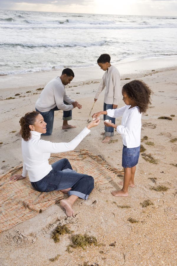 Het gelukkige Afrikaans-Amerikaanse familie spelen op strand stock foto's Het gelukkige Afrikaans-Amerikaanse familie spelen op strand stock foto's