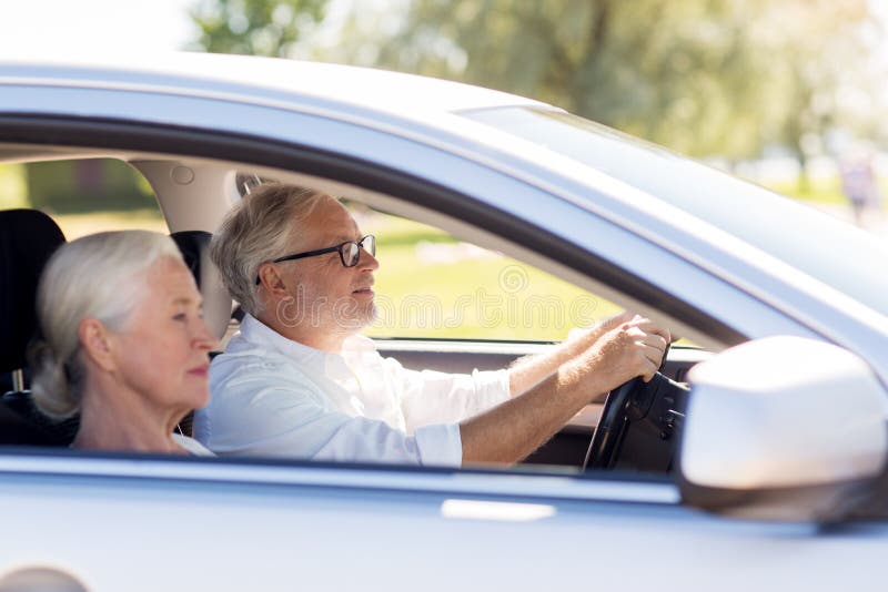 Het gelukkige hogere paar drijven in auto royalty-vrije stock afbeelding Het gelukkige hogere paar drijven in auto royalty-vrije stock afbeelding