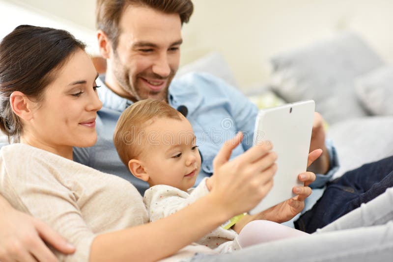 Het gelukkige jonge familie spelen samen op tablet royalty-vrije stock foto's Het gelukkige jonge familie spelen samen op tablet royalty-vrije stock foto's