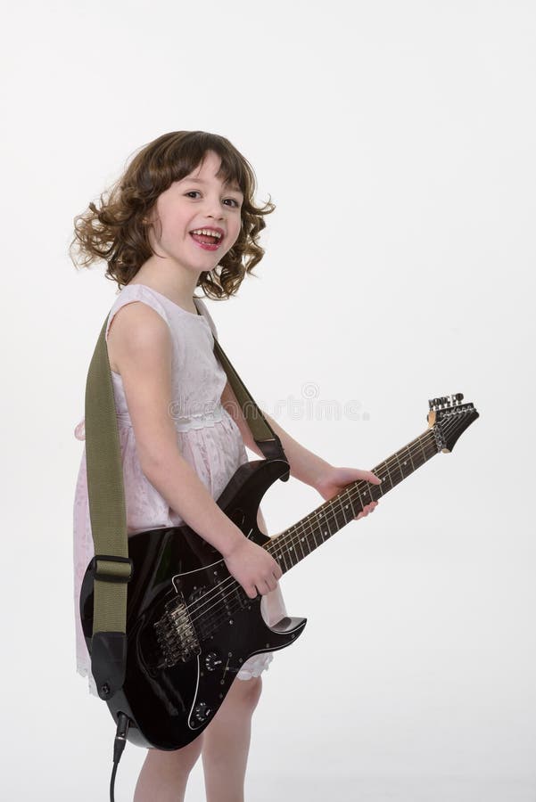Het Gelukkige Kind Speelt De Gitaar Stock - Image of kaukasisch, gitaar: 71717419