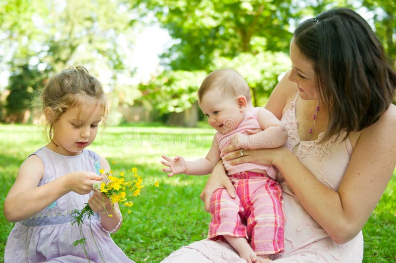 Het gelukkige leven - moeder met kinderen stock foto's Het gelukkige leven - moeder met kinderen stock foto's