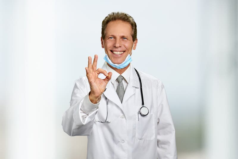 Het gelukkige medische specialist o.k. gesturing royalty-vrije stock afbeeldingen Het gelukkige medische specialist o.k. gesturing royalty-vrije stock afbeeldingen