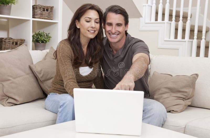 Het gelukkige Paar dat van de Man & van de Vrouw Laptop Computer met behulp van royalty-vrije stock afbeeldingen Het gelukkige Paar dat van de Man & van de Vrouw Laptop Computer met behulp van royalty-vrije stock afbeeldingen