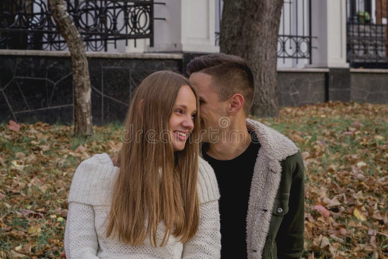 Het gelukkige paar in het de herfstpark heeft een prettijd De gekleurde herfst royalty-vrije stock foto Het gelukkige paar in het de herfstpark heeft een prettijd De gekleurde herfst royalty-vrije stock foto