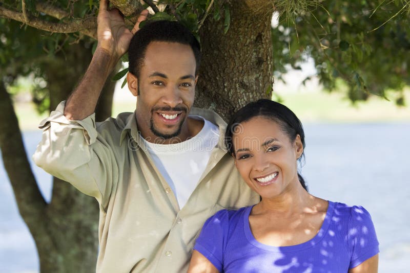 Het gelukkige Romantische Afrikaanse Amerikaanse Glimlachen van het Paar stock foto's Het gelukkige Romantische Afrikaanse Amerikaanse Glimlachen van het Paar stock foto's