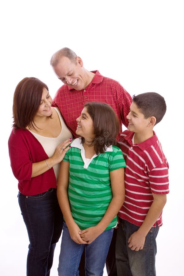 Het gelukkige Spaanse familie koesteren geïsoleerd op wit stock afbeelding Het gelukkige Spaanse familie koesteren geïsoleerd op wit stock afbeelding