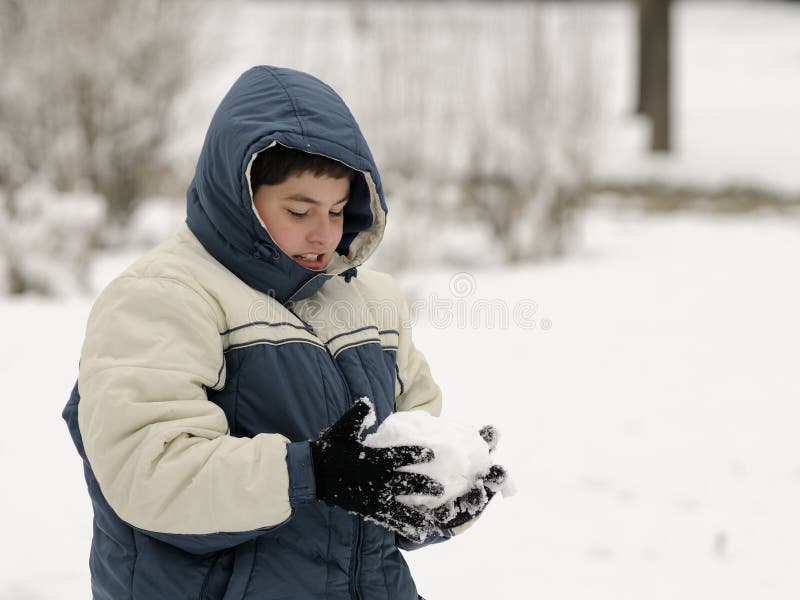 HET GELUKKIGE SPELEN VAN DE JONGEN IN DE SNEEUW royalty-vrije stock afbeelding HET GELUKKIGE SPELEN VAN DE JONGEN IN DE SNEEUW royalty-vrije stock afbeelding