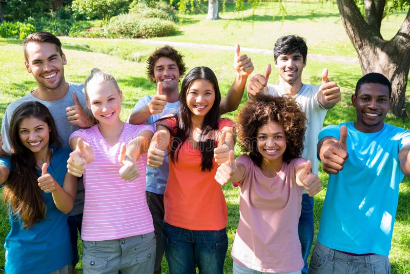 Het gelukkige vrienden gesturing beduimelt omhoog stock foto Het gelukkige vrienden gesturing beduimelt omhoog stock foto