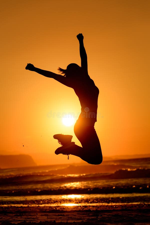 Het gelukkige vrouwen springen en zon stock foto's Het gelukkige vrouwen springen en zon stock foto's