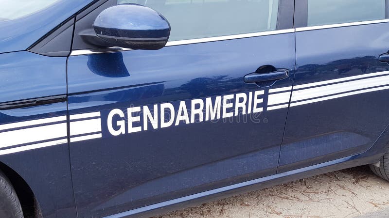 Het gendarmerieteken is Franse die politie op een auto wordt geïsoleerd royalty-vrije stock foto's Het gendarmerieteken is Franse die politie op een auto wordt geïsoleerd royalty-vrije stock foto's