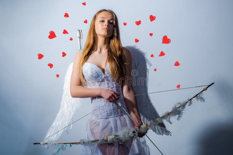 Het genieten van van magisch ogenblik Pijl van liefde Gelukkige Valentijnskaartendag - exemplaarruimte Cupido in valentijnskaartd stock fotografie Het genieten van van magisch ogenblik Pijl van liefde Gelukkige Valentijnskaartendag - exemplaarruimte Cupido in valentijnskaartd stock fotografie