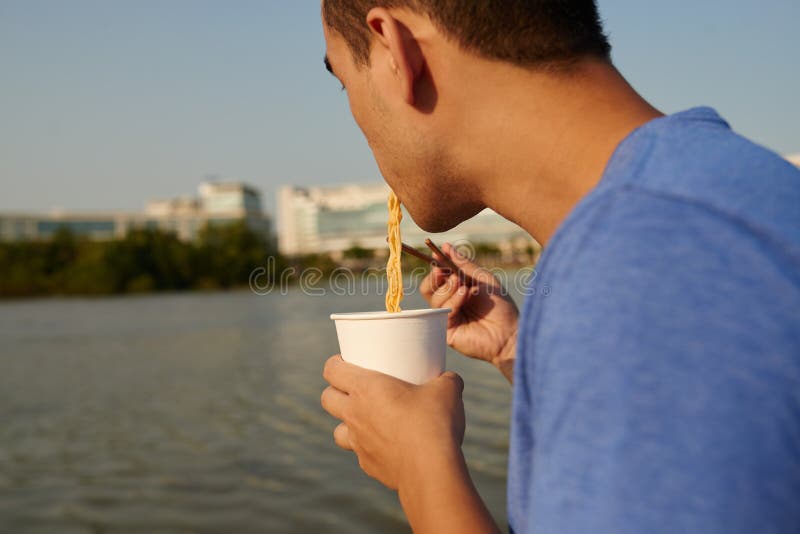 Het genieten van van noedels royalty-vrije stock afbeelding Het genieten van van noedels royalty-vrije stock afbeelding
