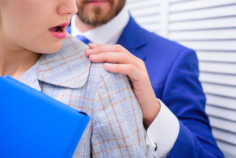 Het geweld van het einde tegen vrouwen Managerconflict Slachtoffer van seksuele aanval en kwelling op het werk stock fotografie Het geweld van het einde tegen vrouwen Managerconflict Slachtoffer van seksuele aanval en kwelling op het werk stock fotografie