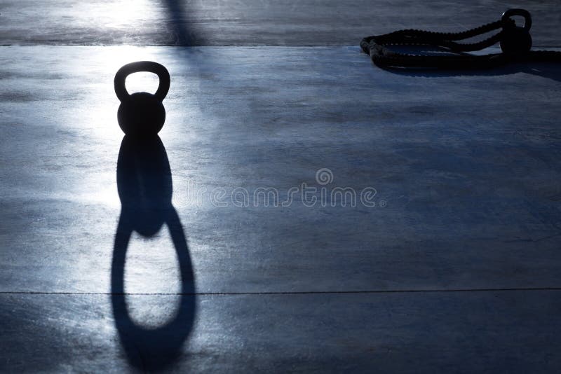 Het gewicht van Crossfitkettlebell backlight en schaduw royalty-vrije stock foto's Het gewicht van Crossfitkettlebell backlight en schaduw royalty-vrije stock foto's