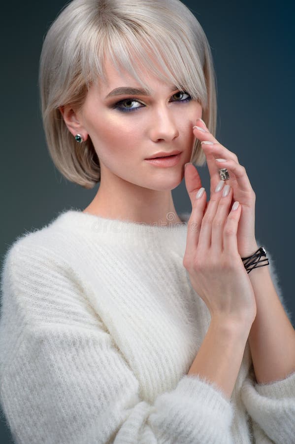 Het Gezicht van de vrouwenschoonheid en de Juwelen Mooie Mannequin Makeup Young Girl maken omhoog en Juwelen op blauwe Achtergron royalty-vrije stock afbeeldingen Het Gezicht van de vrouwenschoonheid en de Juwelen Mooie Mannequin Makeup Young Girl maken omhoog en Juwelen op blauwe Achtergron royalty-vrije stock afbeeldingen