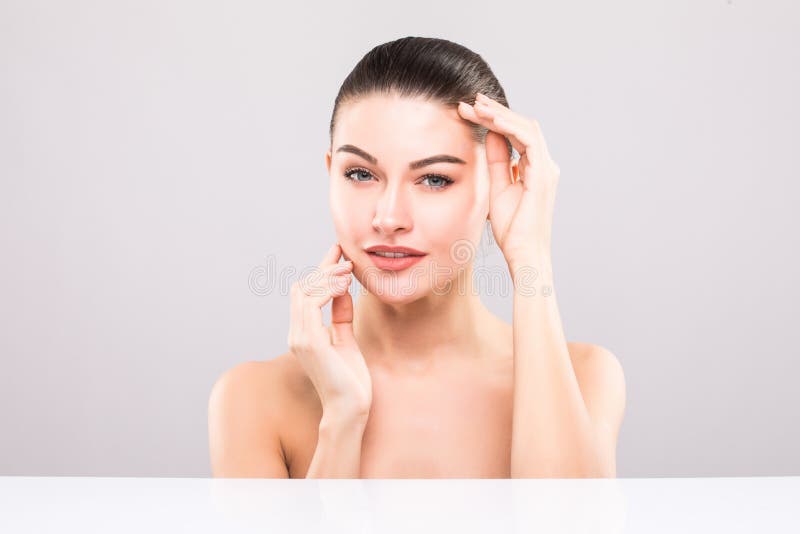 Het gezichtsportret van de schoonheidsvrouw Beautiful spa modelmeisje met perfecte verse schone huid Naakte samenstelling stock afbeeldingen Het gezichtsportret van de schoonheidsvrouw Beautiful spa modelmeisje met perfecte verse schone huid Naakte samenstelling stock afbeeldingen
