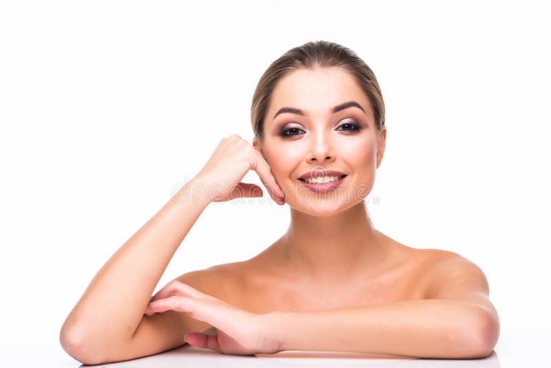 Het gezichtsportret van de schoonheidsvrouw Mooi modelGirl met Perfect Vers Schoon de lippen purper rood van de Huidkleur Naakte royalty-vrije stock fotografie Het gezichtsportret van de schoonheidsvrouw Mooi modelGirl met Perfect Vers Schoon de lippen purper rood van de Huidkleur Naakte royalty-vrije stock fotografie