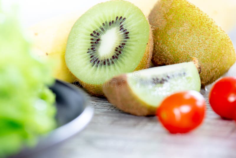 Het gezonde en Schone fruit van de Voedselmengeling en plantaardige, Gezonde het eten mengeling van verse die groentensalade op h stock afbeelding Het gezonde en Schone fruit van de Voedselmengeling en plantaardige, Gezonde het eten mengeling van verse die groentensalade op h stock afbeelding