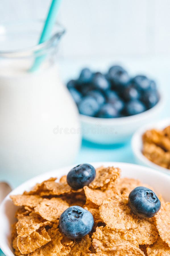 Het gezonde ontbijt, de cornflakesbosbes en de melk, noten, amandel met close-up van de tekst het ruimte hoogste mening instagram stock afbeeldingen Het gezonde ontbijt, de cornflakesbosbes en de melk, noten, amandel met close-up van de tekst het ruimte hoogste mening instagram stock afbeeldingen