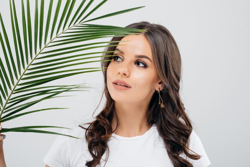 Het gezonde vrouw ontspannen bij kuuroord, sensueel vrouwelijk portret met groene verse bladeren, jonge dame met de lenteinstalla stock foto's Het gezonde vrouw ontspannen bij kuuroord, sensueel vrouwelijk portret met groene verse bladeren, jonge dame met de lenteinstalla stock foto's