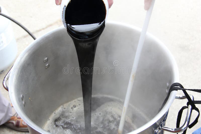 Donkere LME in de wort gieten stock foto's