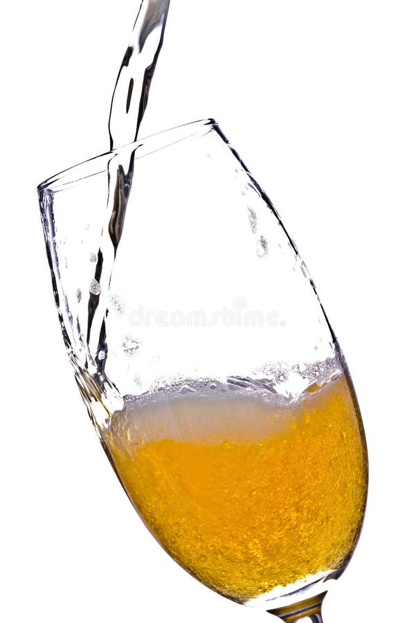 Het gieten van het bier in glas stock foto Het gieten van het bier in glas stock foto
