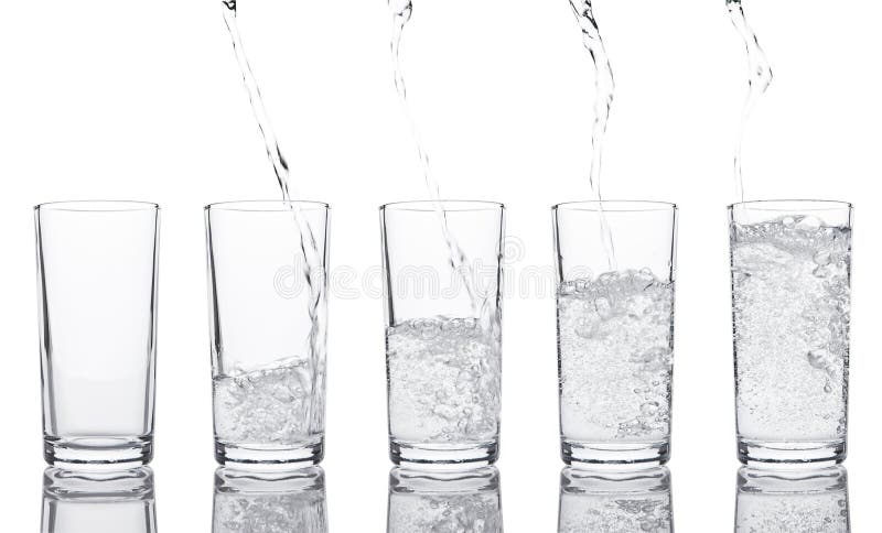 Het gieten van vers gezond sodawater aan glas royalty-vrije stock foto Het gieten van vers gezond sodawater aan glas royalty-vrije stock foto