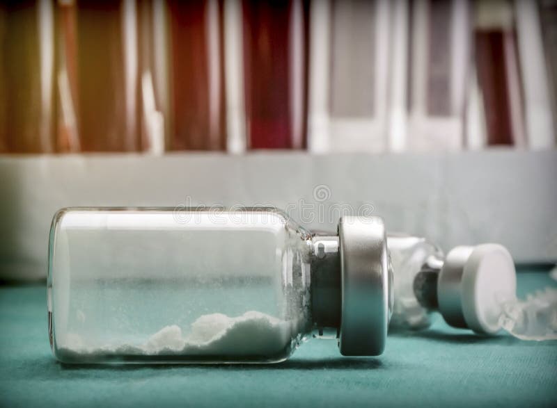 Het glas van het glasflesje bevat medicijnpoeder dat met serum in een laboratorium moet worden verdund stock foto's Het glas van het glasflesje bevat medicijnpoeder dat met serum in een laboratorium moet worden verdund stock foto's