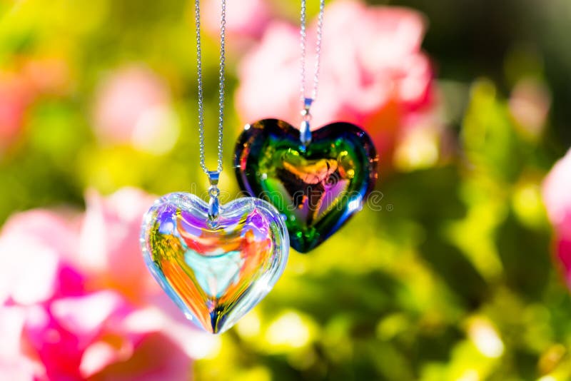 Het glas van het hartkristal brekt zonlicht - het kristalglas van de zonlichtklok backgroundheart brek zonlicht - toenam tuinacht stock foto's Het glas van het hartkristal brekt zonlicht - het kristalglas van de zonlichtklok backgroundheart brek zonlicht - toenam tuinacht stock foto's