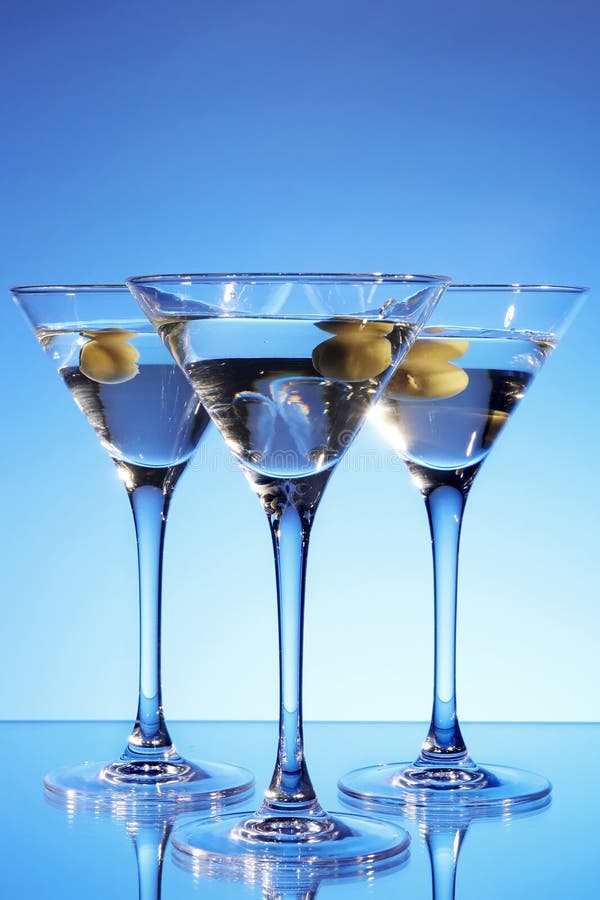 Het glas van martini met binnen olijf royalty-vrije stock foto Het glas van martini met binnen olijf royalty-vrije stock foto