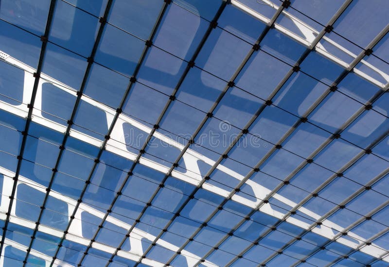 Het Glasdak Van De Post in De Zonneschijn Stock Foto Image of straal, depot 42053136