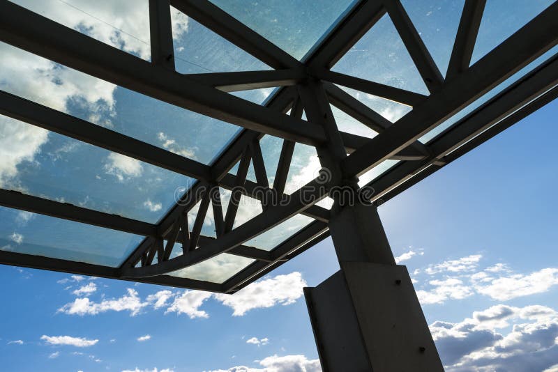 Het Glasdak Van De Post In Het Zonlicht Stock Afbeelding Afbeelding bestaande uit wolk, glas