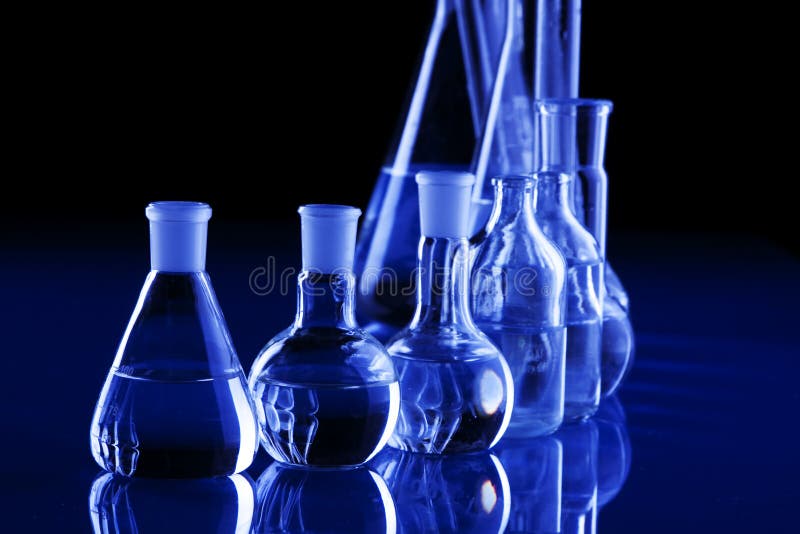 Het Glaswerk van het laboratorium op blauwe achtergrond