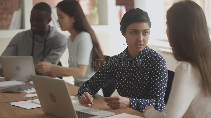 Het glimlachen van slimme, diverse jongeren die graag samen studeren